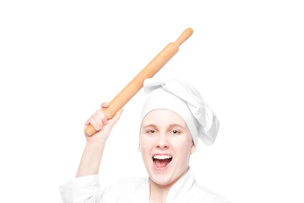 Fou cuisinier avec un rouleau à pâtisserie balançant sur fond blanc, portra — Photo