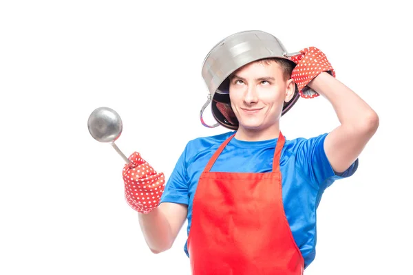 Crazy man in a red apron put a pan on his head and posing on a w — Stock Photo, Image