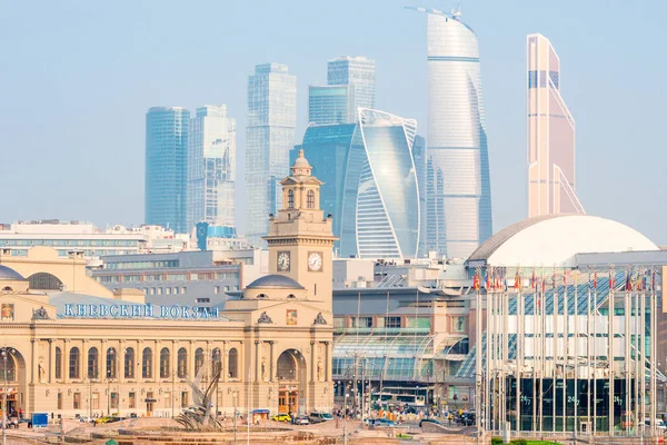 The building of the Kiev railway station of Moscow and the tall — Stock Photo, Image