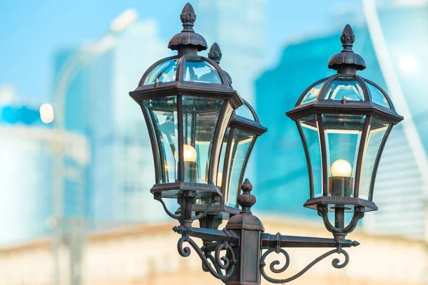 Вінтажний металевий ліхтар у місті крупним планом — стокове фото