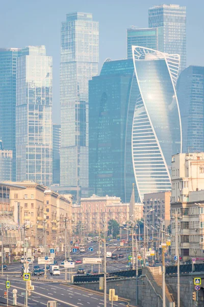 Věže ze skla Vysoké mrakodrapy a ulicích Mosc — Stock fotografie