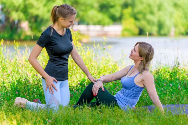 Reszta po treningu, szczęśliwe kobiety podczas przerwy w jogę w p — Zdjęcie stockowe