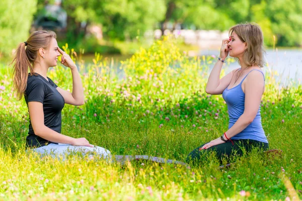 Meditatie en ademhaling oefeningen yoga in het park met een trein — Stockfoto