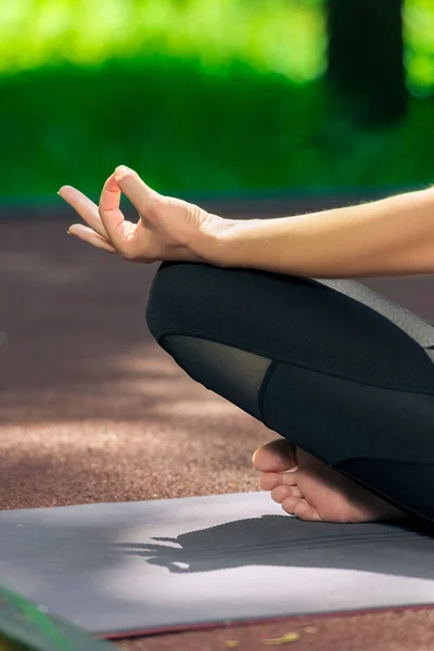 Mano femminile primo piano loto posa yoga asana — Foto Stock