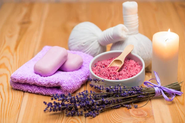 Objetos de masaje y spa con lavanda, vela encendida para relajarse —  Fotos de Stock