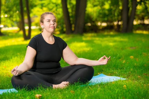 Meditação no parque, um retrato de um modelo focado sobre o tamanho — Fotografia de Stock