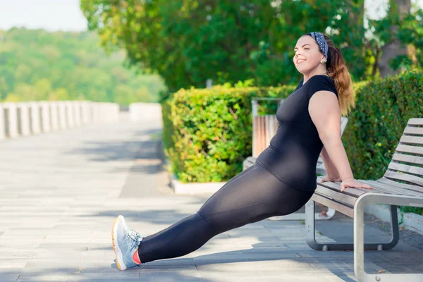 Ritratto di attiva donna paffuto felice esegue esercizi nel p — Foto Stock