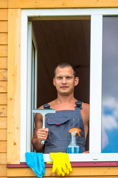 Portret van een man met gereedschap voor het wassen van ramen in huis — Stockfoto