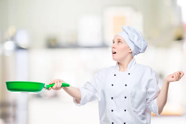 Šéfkuchař hází jídlo do pánve na smažení, citový portrét v k — Stock fotografie