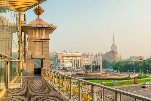 Пешеходный мост через шоссе на Казанском вокзале в Моско — стоковое фото