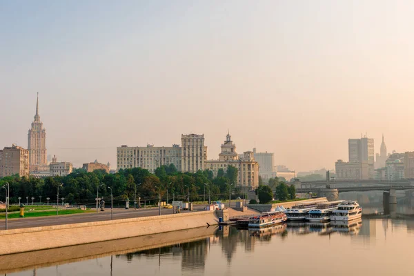都市景観-モスクワ、高速道路や川 — ストック写真