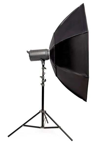 Flash de vista lateral con softbox octogonal en el soporte, equipos de estudio — Foto de Stock