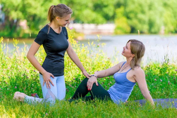 Repos après l'entraînement, les femmes heureuses lors d'une pause dans le yoga dans le p — Photo