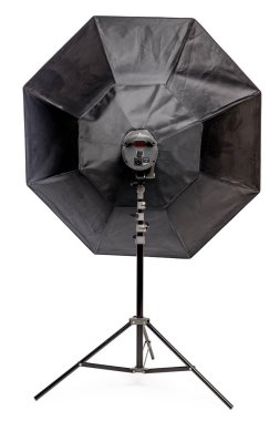 stüdyoda rafüzerinde sekizgen softbox ile ekipman flaş