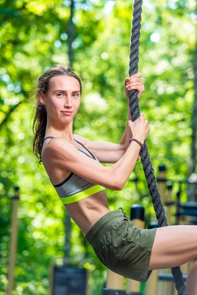 La chica se dedica a una cuerda floja en el patio de recreo, retrato d — Foto de Stock