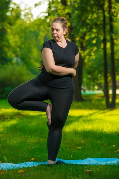 Mujer joven haciendo ejercicio de yoga al aire libre —  Fotos de Stock