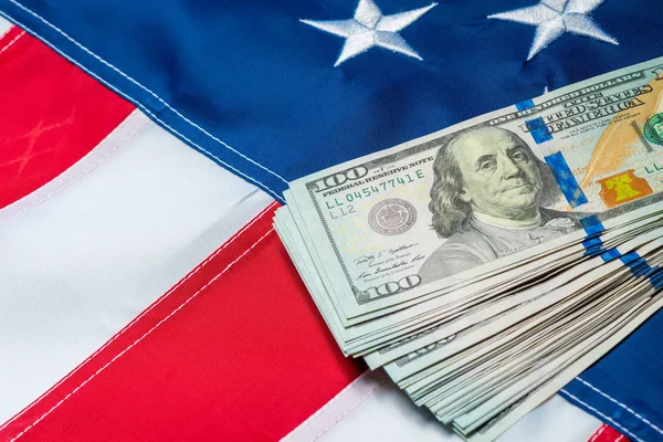 Американский флаг крупным планом и стодолларовыми купюрами — стоковое фото