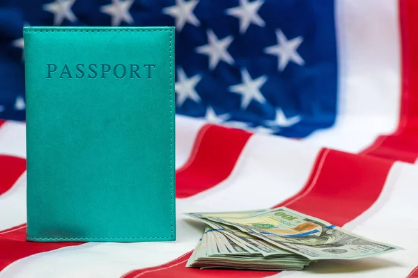 ファイナンスコンセプトパスポート、ユニットの国旗にお金 — ストック写真