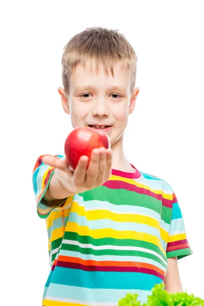 Retrato de um menino com uma maçã madura vermelha no estúdio em um branco — Fotografia de Stock