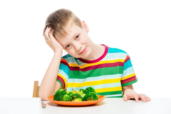 Ребенок и тарелка брокколи, концепция фото питание и дети — стоковое фото