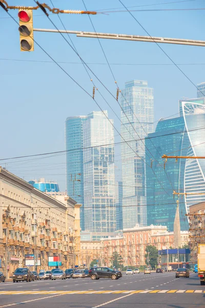 Вертикальный городской пейзаж - улицы Москвы с видом на Москву — стоковое фото