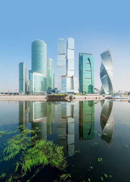 The Moscow River and the high skyscrapers of the Moscow City lan — Stock Photo, Image