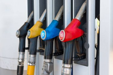 bir benzin istasyonunda yakıt tabancaları yakın