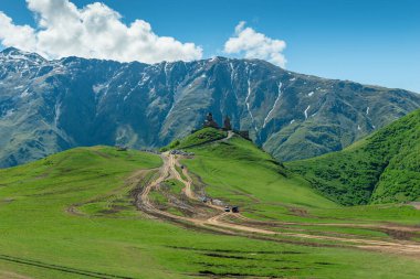 Kar arka planda Trinity Kilisesi'nin manzara görünümü-