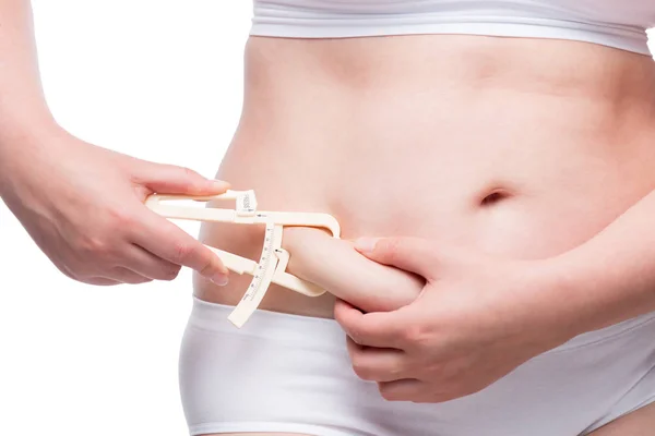 Mujer con sobrepeso mide el grosor de la grasa en el abdomen wi —  Fotos de Stock