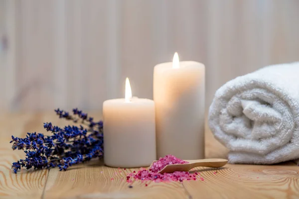 Lavanda, velas acesas e sal marinho para tratamento de spa e rel — Fotografia de Stock