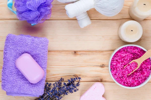 Concepto de foto - objetos de lavanda para spa, masaje y relajación —  Fotos de Stock