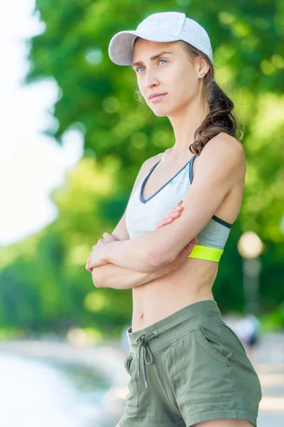 Ritratto verticale ravvicinato di una ragazza atletica felice che posa su — Foto Stock