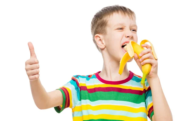 आनंदी मुलगा पांढरा पार्श्वभूमीवर चवदार केळी खातो, पोर्ट्रेट आयएसओ आहे — स्टॉक फोटो, इमेज