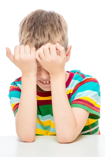 Emotioneel portret van een 10-jarige jongen aan de tafel op een witte — Stockfoto