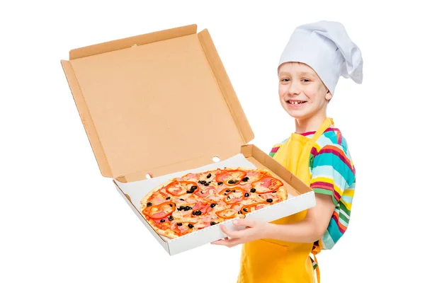 Retrato de un niño cocinar en una tapa con una pizza en una caja en un whi — Foto de Stock