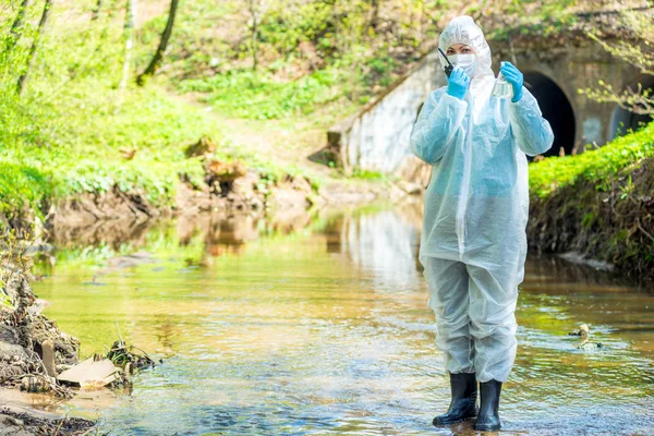 Conceito foto desastre ecológico, o trabalho do ecologista res — Fotografia de Stock