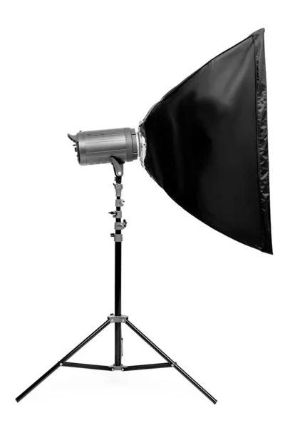 Vista lateral estudio flash con softbox cuadrado en rack en un ba blanco — Foto de Stock