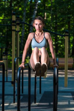 parkta sabah eğitim, spor salonunda basın egzersizleri, portra