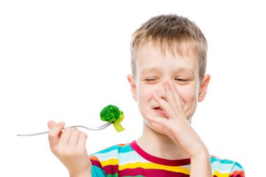 Hor ile çocuk brokoli bakar, portre izole edilir