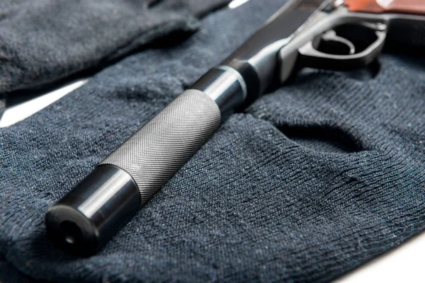 Close up silenciador de pistola em preto balaclava conceito crime — Fotografia de Stock