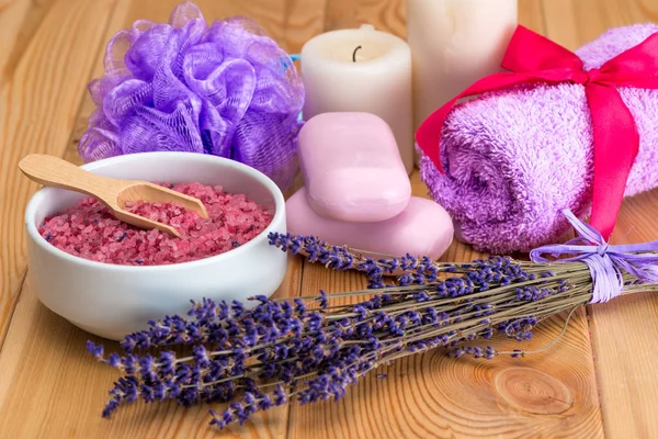 Mazzo di fiori di lavanda essiccati, sapone rosa e sale marino con lav — Foto Stock