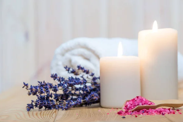 Closeup of sea salt with lavender and burning candles spa proced — Stock Photo, Image