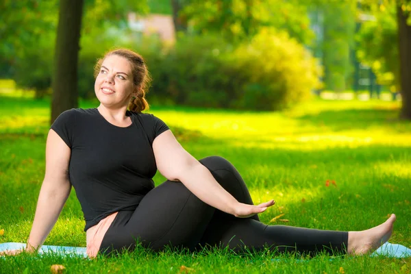 Morni erken yoga yapıyor parkta büyük boy kadın üzerinde mutlu — Stok fotoğraf