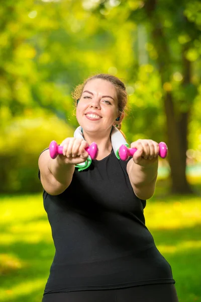 Overweight woman doing her exercise in the park, exercise with d — Stock Photo, Image