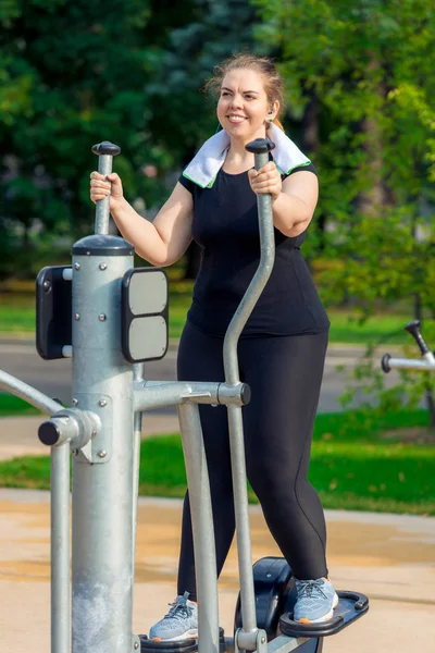 Портрет активной толстой женщины без комплексов занимается на — стоковое фото