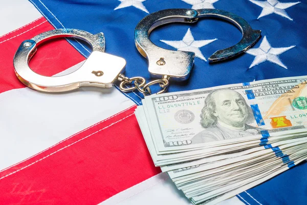 Концептуальное фото груды денег и наручников на американском f — стоковое фото