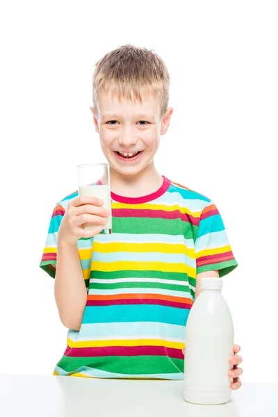 Garçon avec un verre de lait sur un fond blanc, le portrait est — Photo