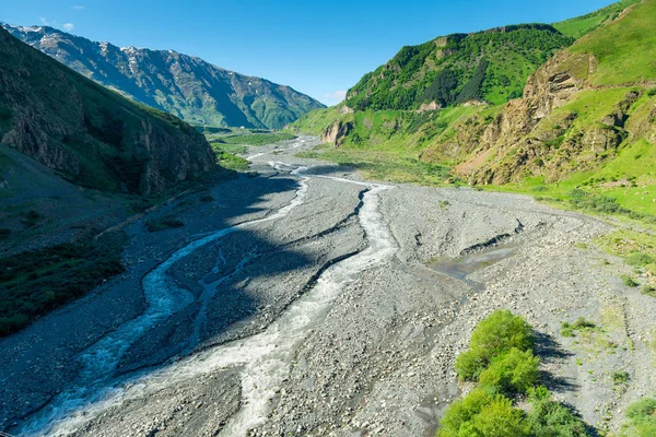 Rio de montanha tempestuoso contra o pano de fundo do alto verde do Cáucaso — Fotografia de Stock