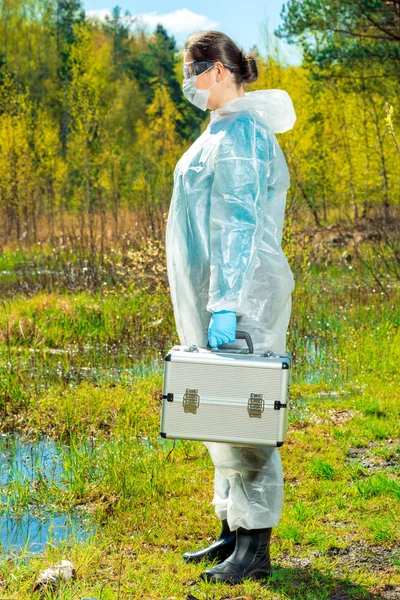 Ekolog v předvoji na jezeře se zařízením pro odběr — Stock fotografie