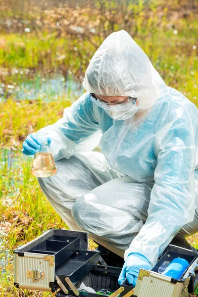 Badania wody podczas epidemii niebezpiecznych wirusów, praca — Zdjęcie stockowe